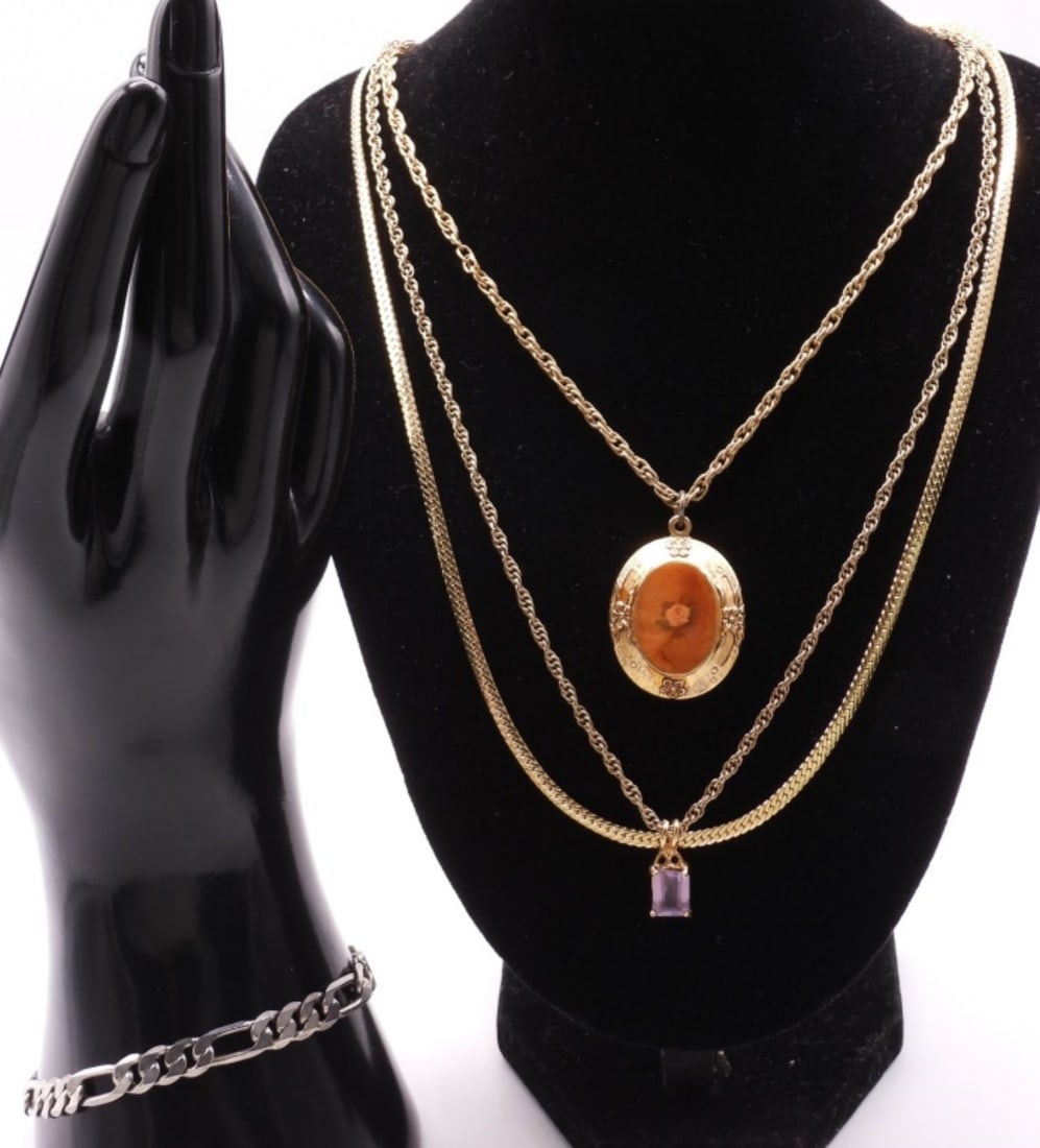 (3) Necklaces & (1) Bracelet: Some have pendants on it, others are just chains