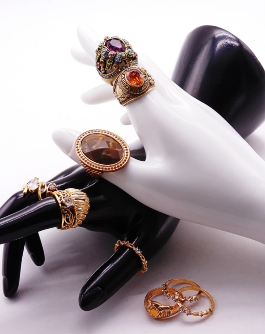 (11) Women's Rings: Size ranges from 6-9