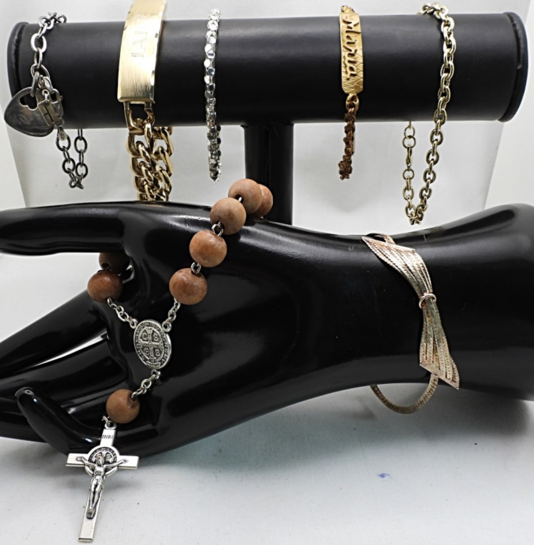 (7) Various Bracelets: Beautiful bracelets