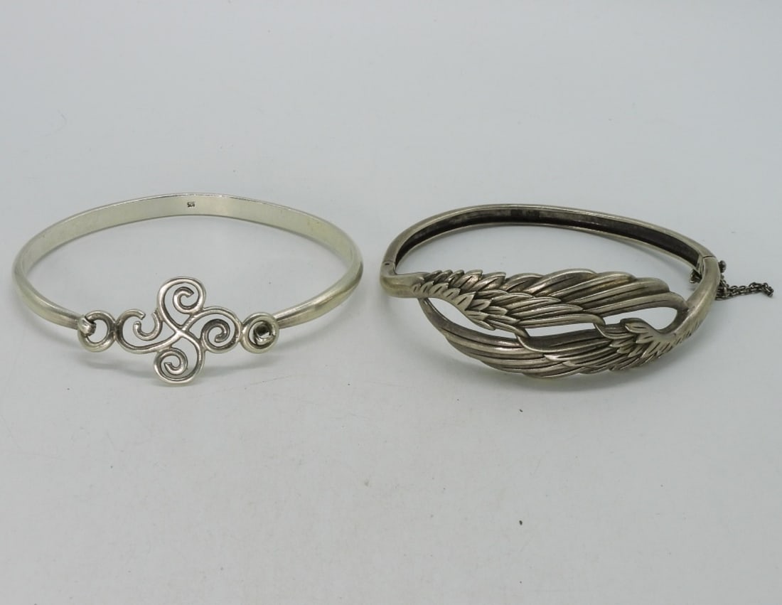 2 Sterling Bangle Bracelets: Two sterling Bangle Bracelets, one is hinged. (28 dwt)