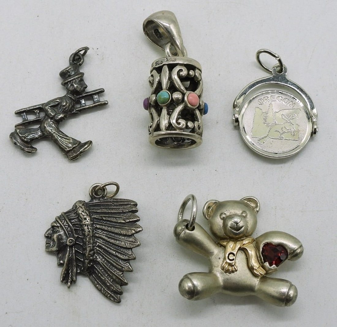 5 Sterling Pendants: Five sterling pendants. (14 dwt)