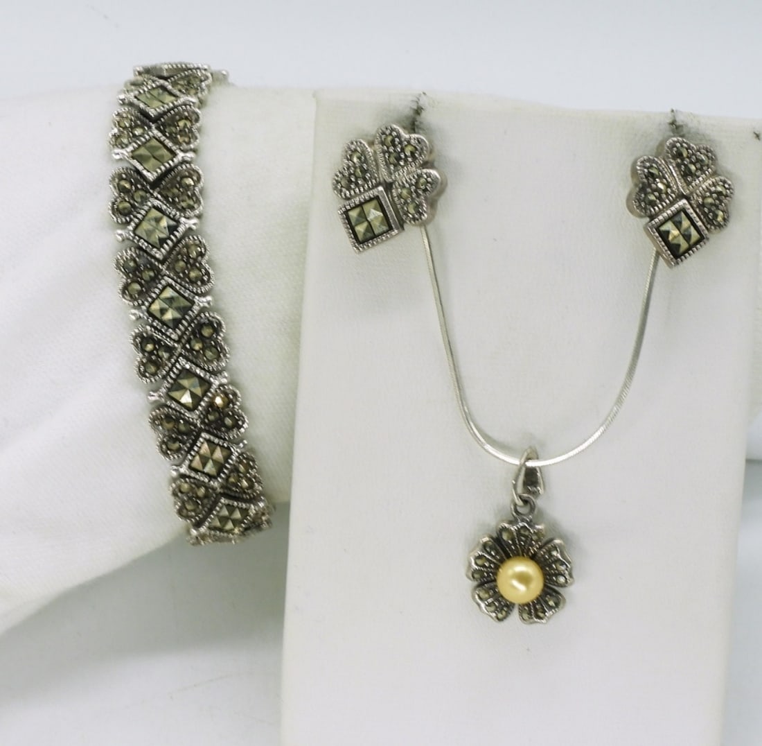 Beautiful 925 Marcasite & Pearl Set (1 of 1)