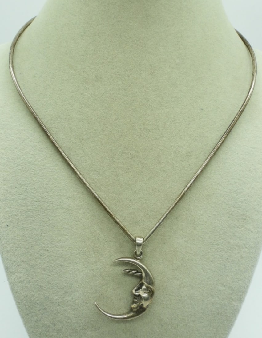 Sterling Moon Pendant & Collar Necklace: Sterling vintage V collar necklace with moon pendant. (12.7 dwt)