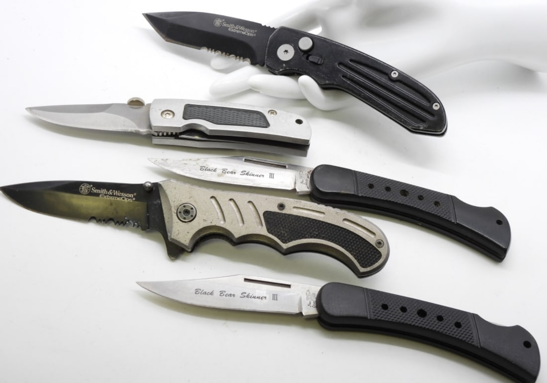 (5) Various Sizes Of Lock-Back Pocket Knives: (2) Black Skinner III Knives (2) Smith & Wesson Extreme Ops. (1) Isn't marked, however, it is sharp.