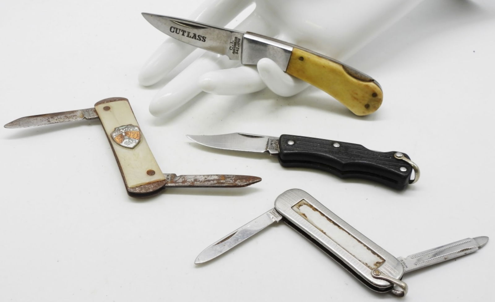 (4) Small Pocket Knives (1 of 2)