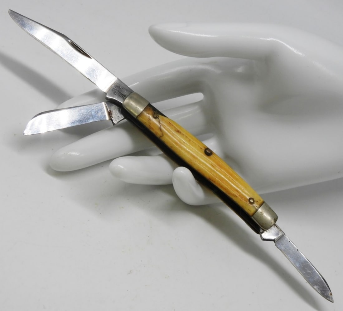 Queen Steel Three-Blade Pocket Knife: Missing a bit on the handle, however the blades are good.