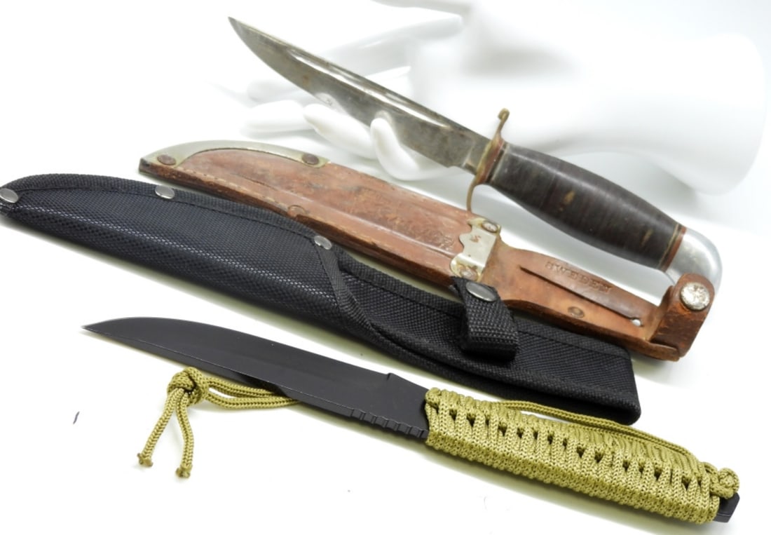 (2) Fixed Blade Hunting Knives (1 of 2)