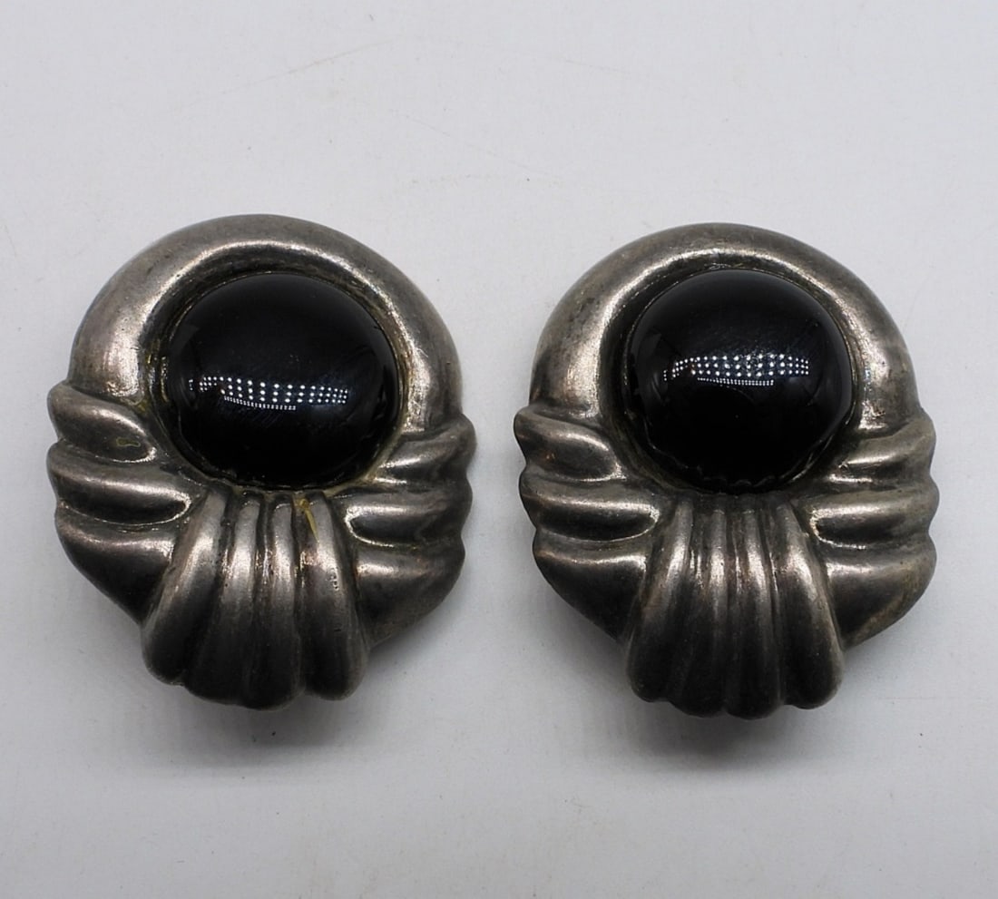 Taxco Sterling Black Onyx Clip Ons: Taxco Mexico sterling black onyx clip on earrings, 1.5" long. Marked Mexico TC-111 925. (18.9 dwt)