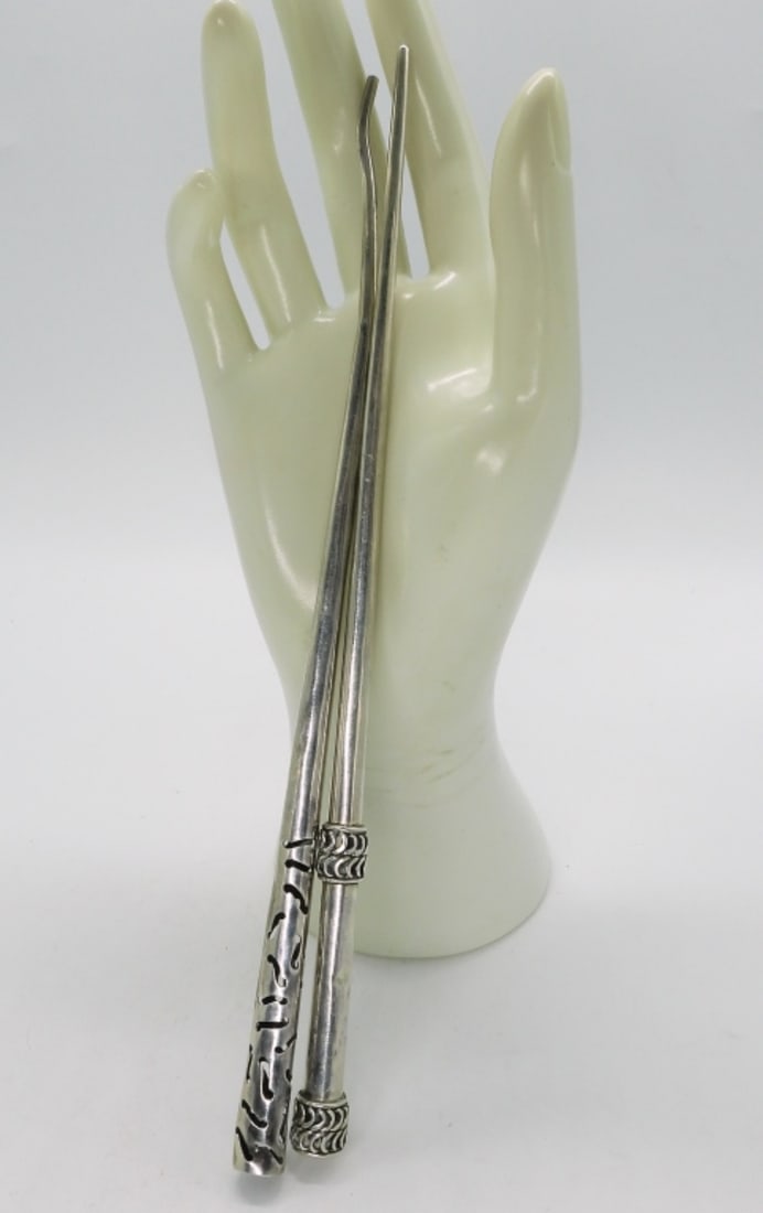 2 Mismatched 925 Hair Sticks: Two mismatched sterling hair sticks. 8" long, one is bent at the tip. (19.7 dwt)