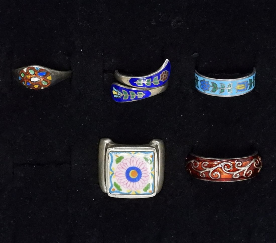 5 Sterling Enamel Rings: Five sterling enamel rings, sizes 4, 5, 7, 10 (15.8 dwt)