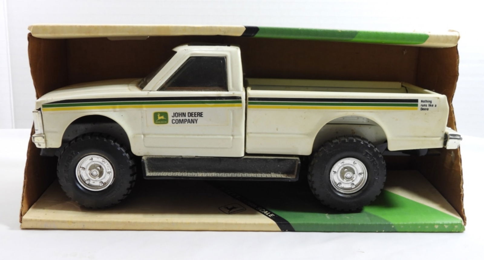 Ertl 1/16 Scale John Deere Dealer Pickup Truck (1 of 11)