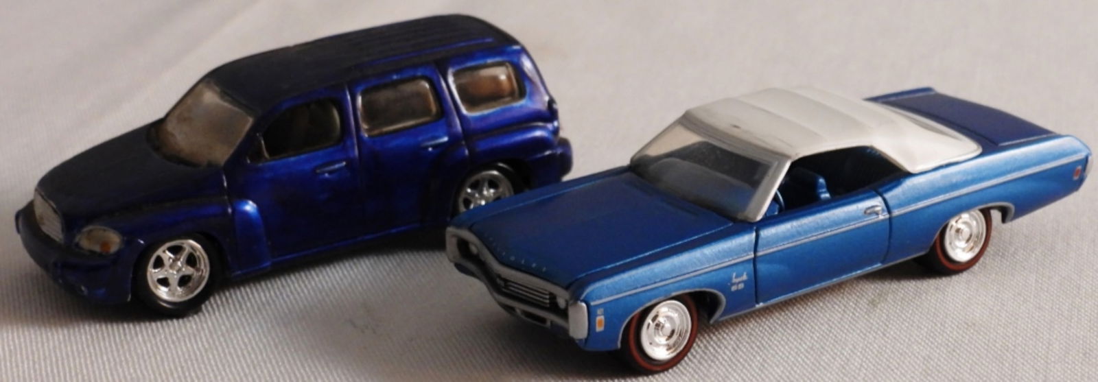 (2) Johnny Lightning Vehicles (1 of 7)