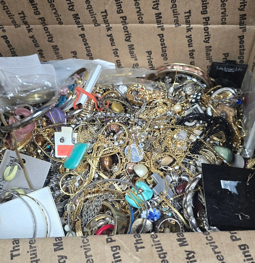 TREASURE HUNT BULK JEWELRY WITH VTG PIECES (1 of 1)