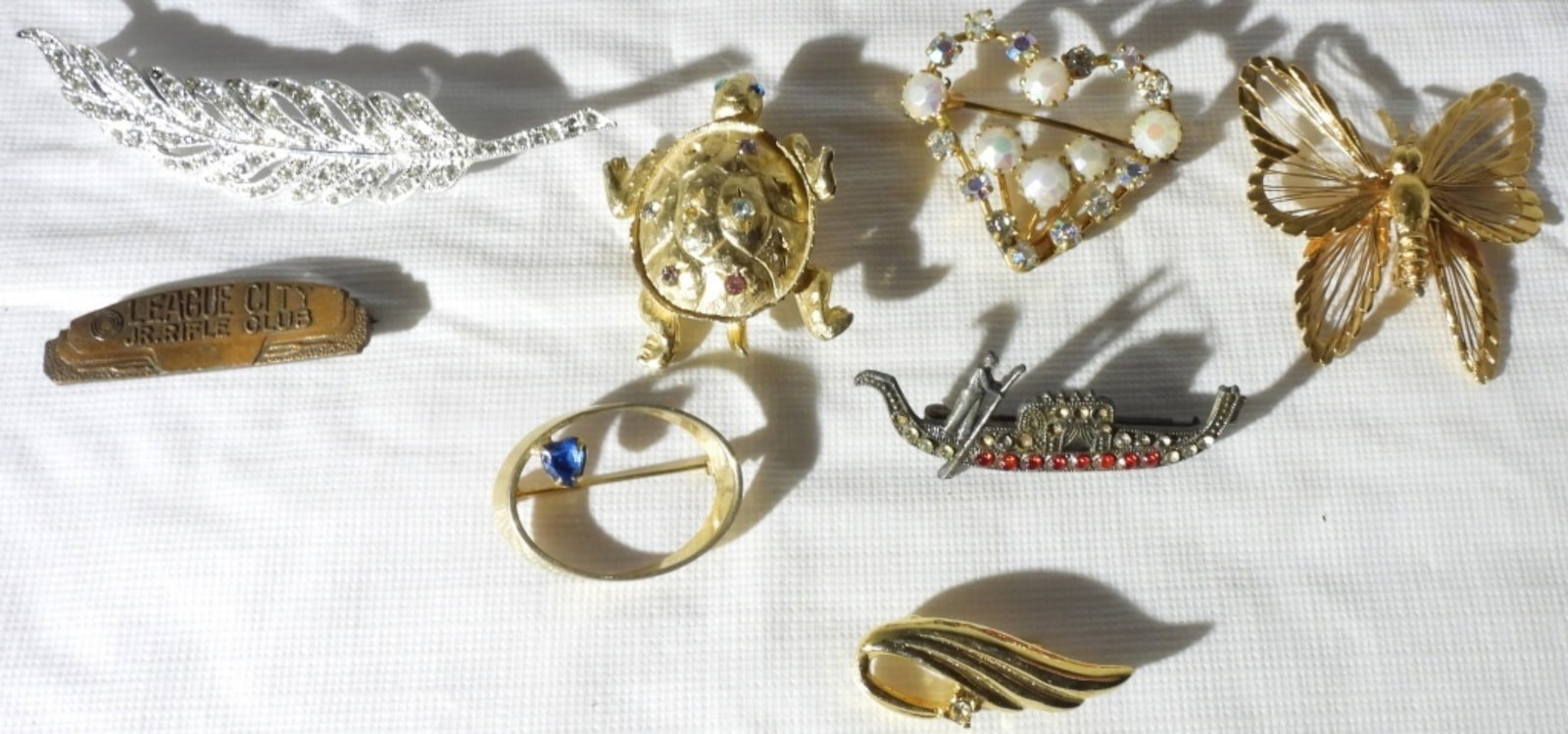 (9) Beautiful Brooches: Different kinds of brooches, all beautiful