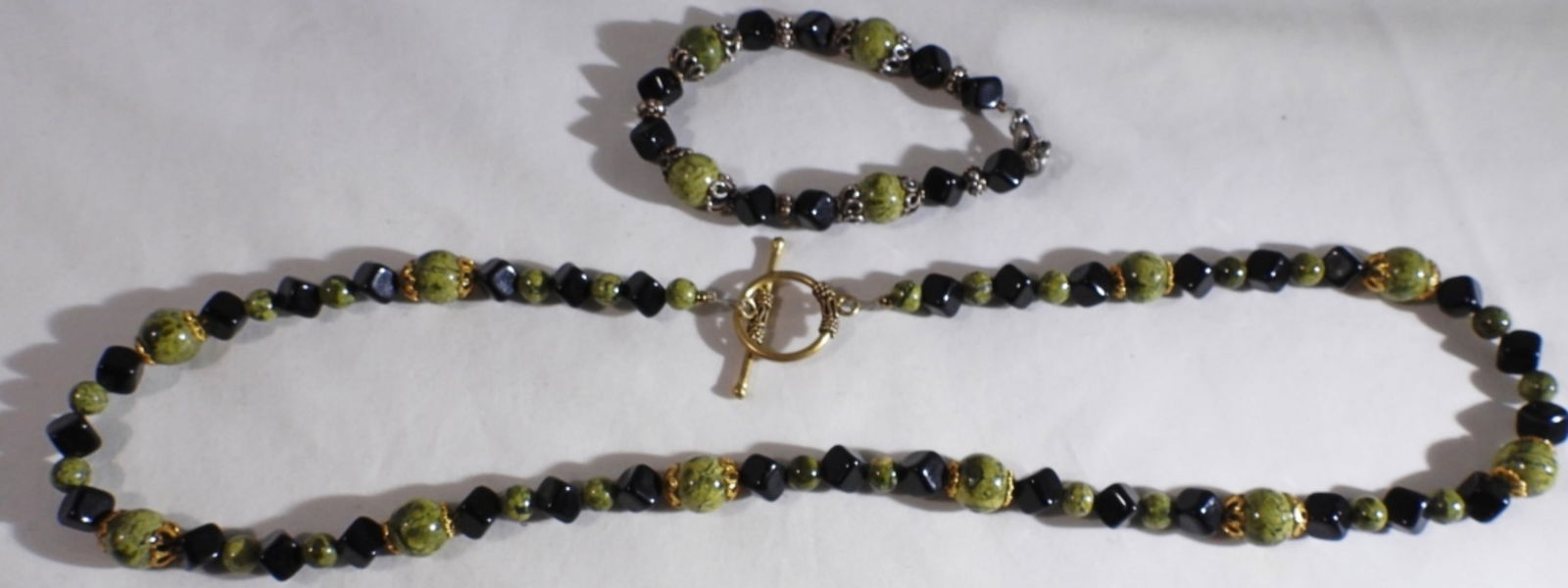 Green & Black Necklace & Bracelet Set: Beautiful pieces that go together