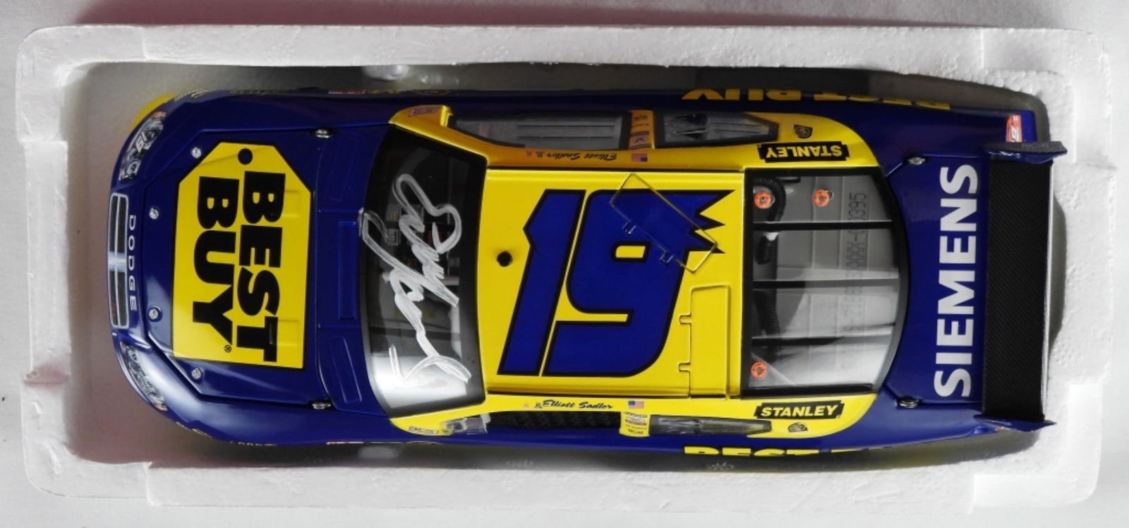 1:24 Scale Model Car #19 Elliot Sadler: Autographed without COA