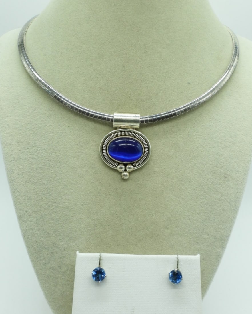 ATI Mexico 925 Blue Cats Eye Necklace: ATI Mexico Sterling Blue Cats Eye necklace, 16" long. One pair blue pierced stud earrings. (20.3 dwt) (6x4x2)