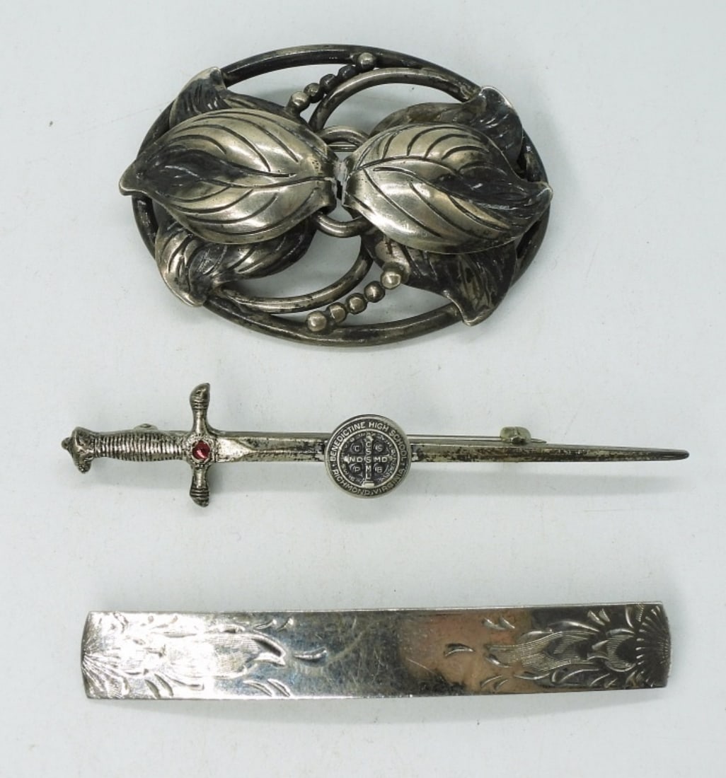 3 Vintage Sterling Brooches: Three vintage sterling brooches. 2" - 3". (23.2 dwt) (6x4x2)