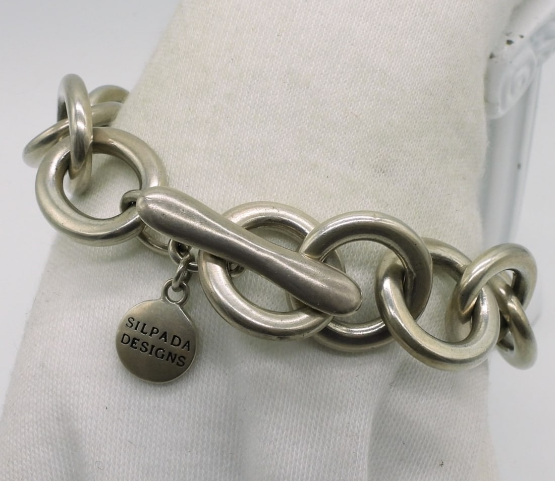 Silpada Designs Sterling Bracelet: Silpada designs, sterling 7.5" long bracelet with toggle claps. (28.6 dwt) (6x4x2)