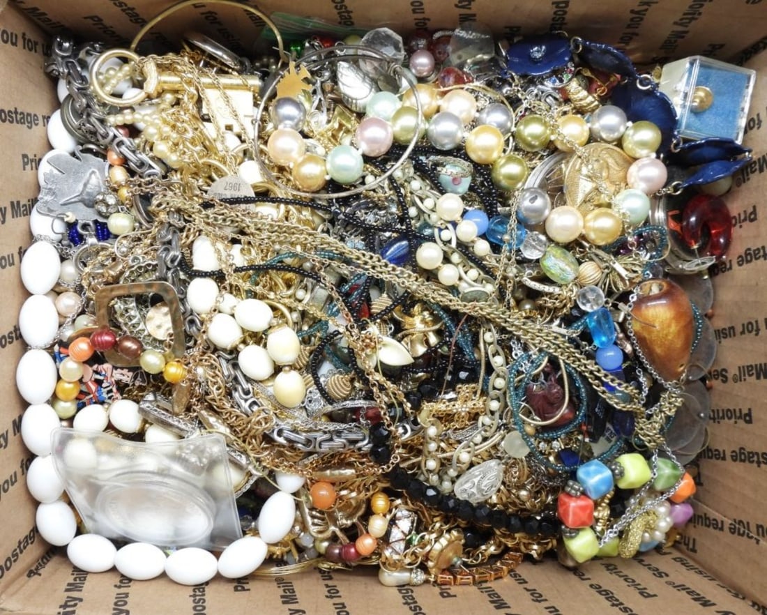 Treasure Chest: Medium Flat Rate Box