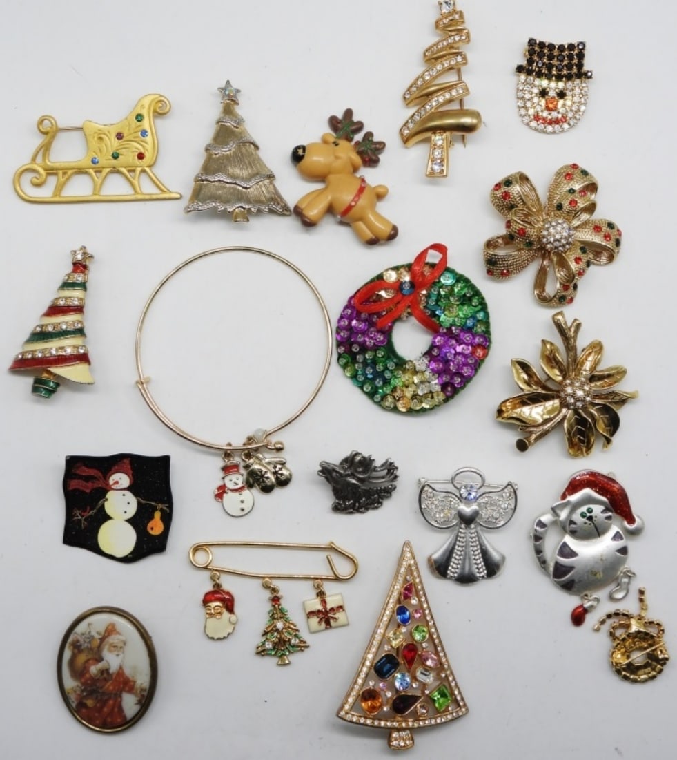 Holiday Lot: (1) Bracelet, (17) Brooches