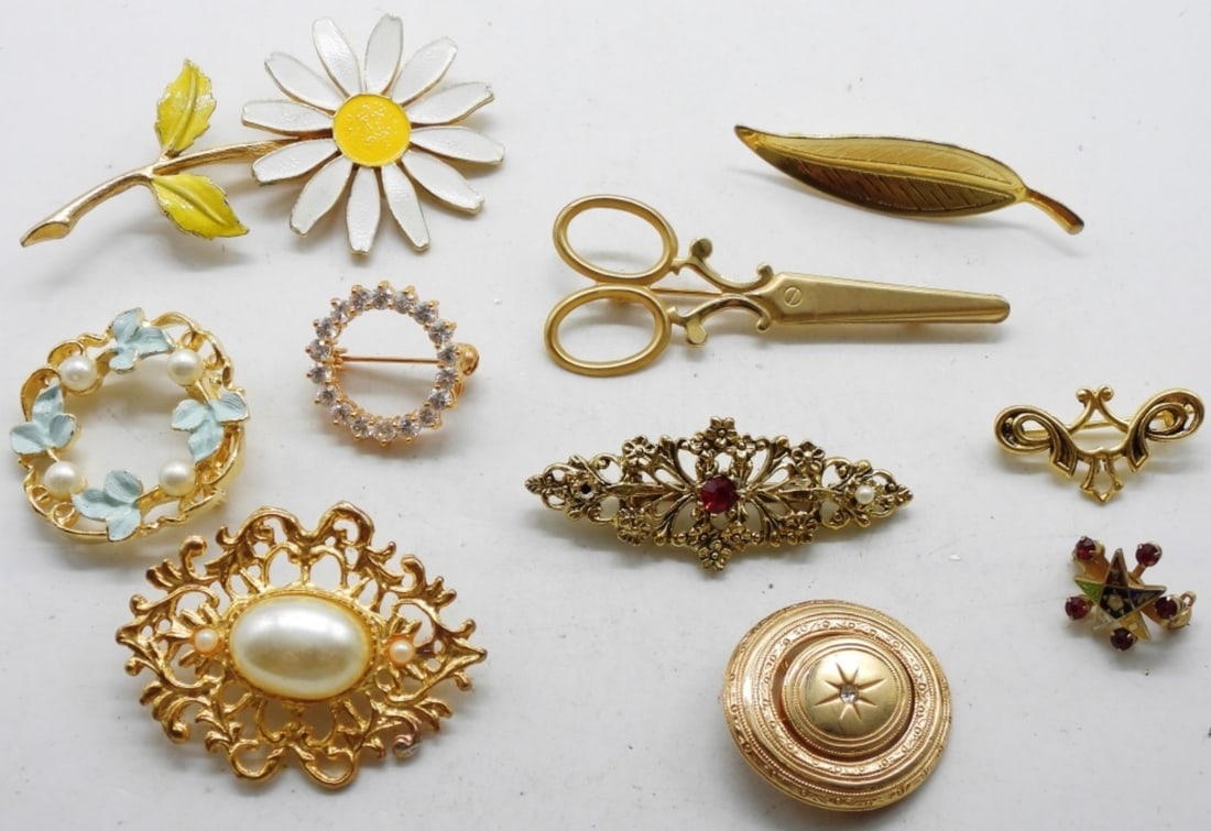 (10) Gold-Tone Brooches: Vintageauctionsonline.com