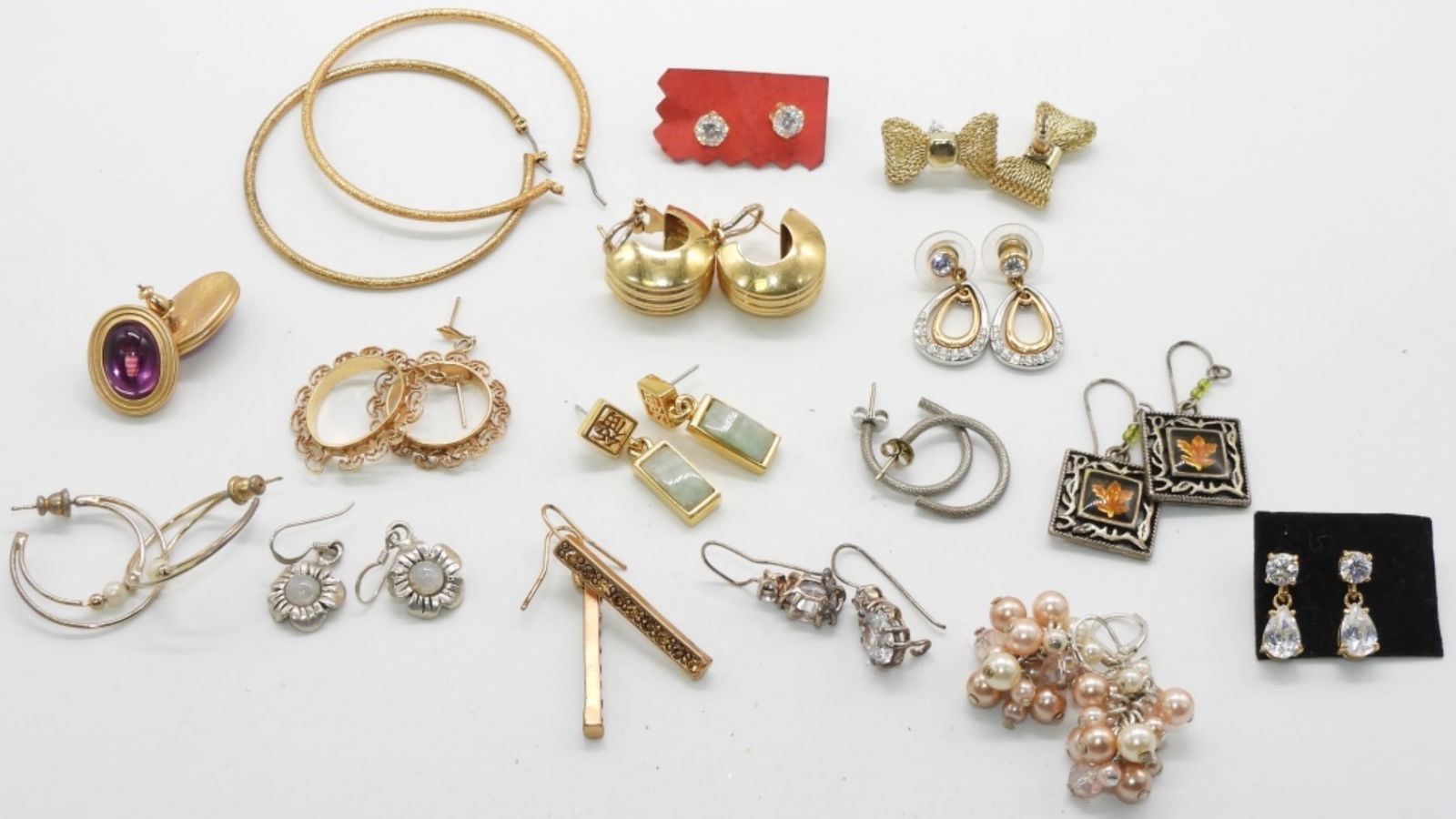 (16) Pierced Earring: Check us out at www.vintageauctionsonline.com