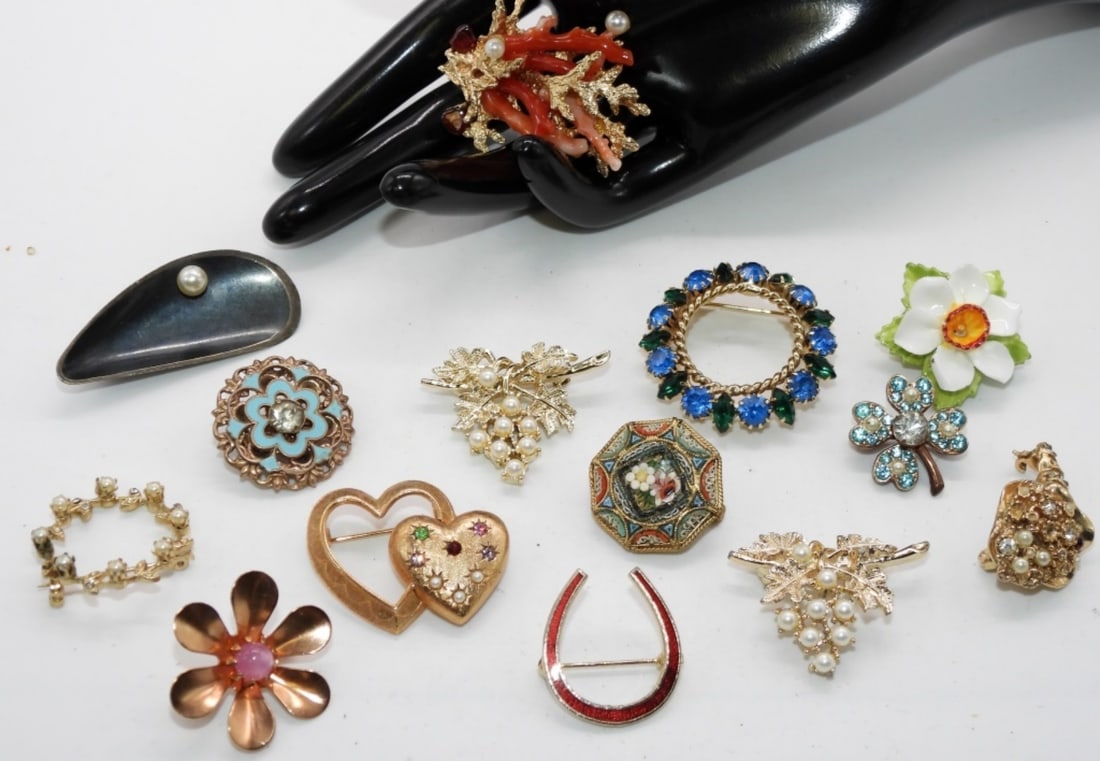 (14) Mini Brooches: www.vintageauctionsonline.com