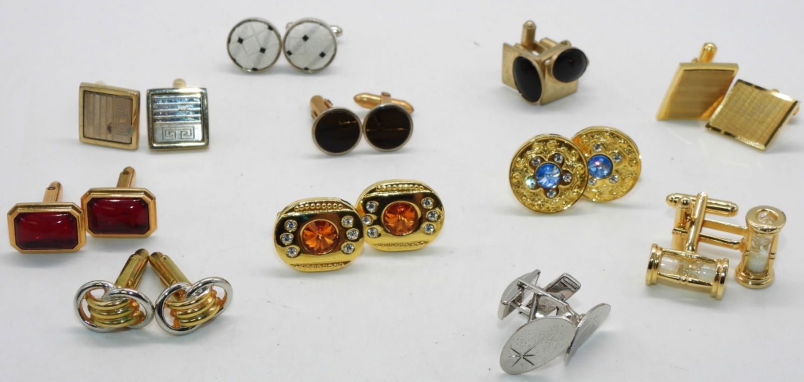 (11) Various Accessories: Different tones, different styles.