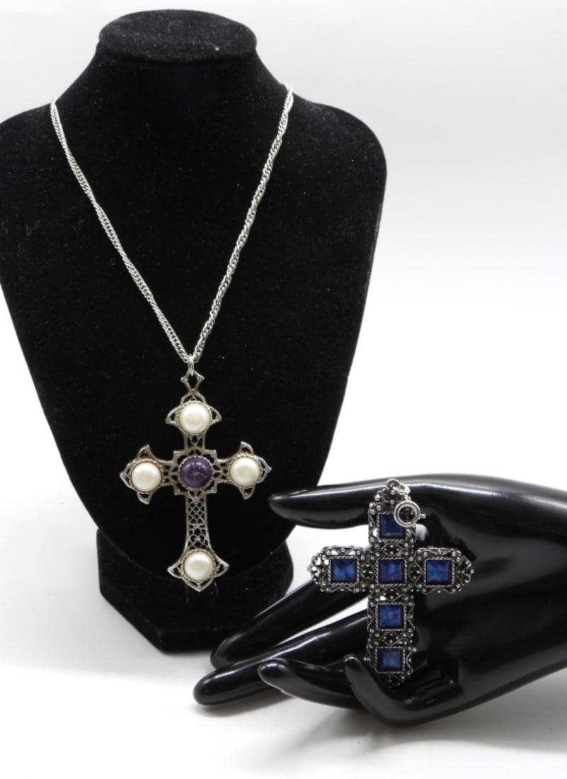 (2) Large Crosses (1) Chain: Shop vintageauctionsonline.com
