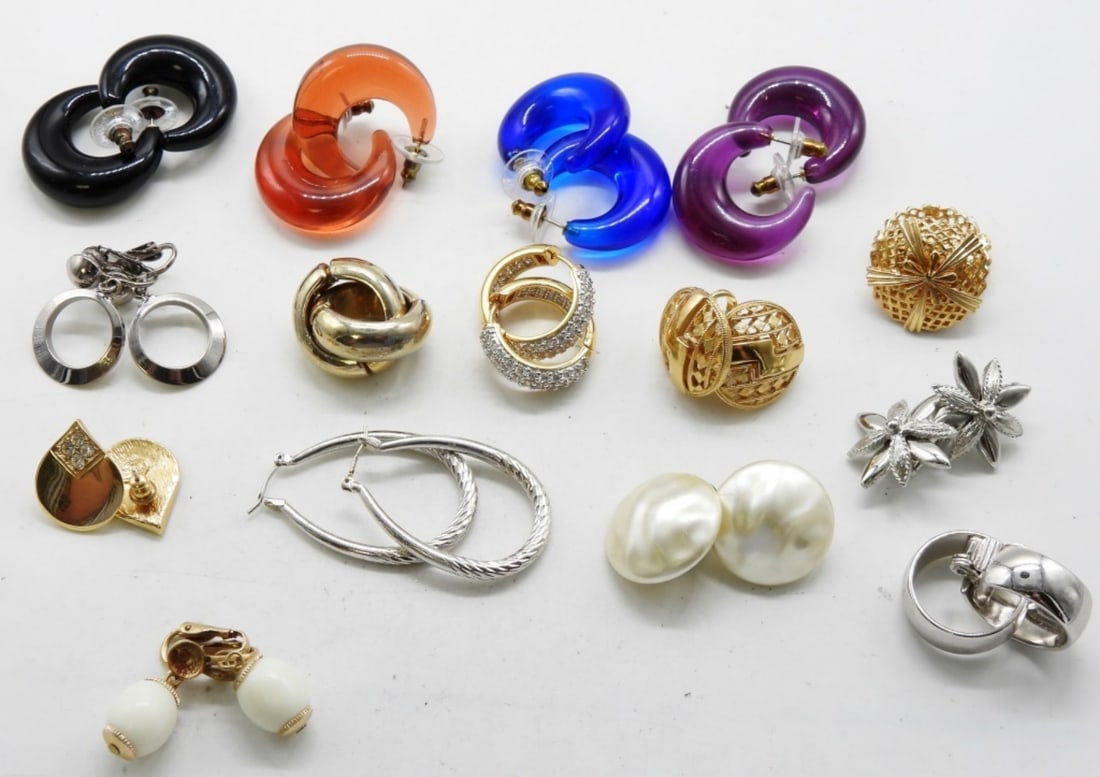(15) Various Pairs Of Earrings: Beautiful pairs of earrings