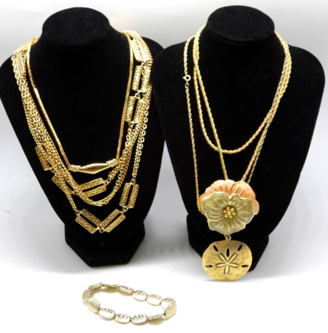 (4) Gold-Tone Necklaces & (1) Bracelet: Great necklaces & bracelet