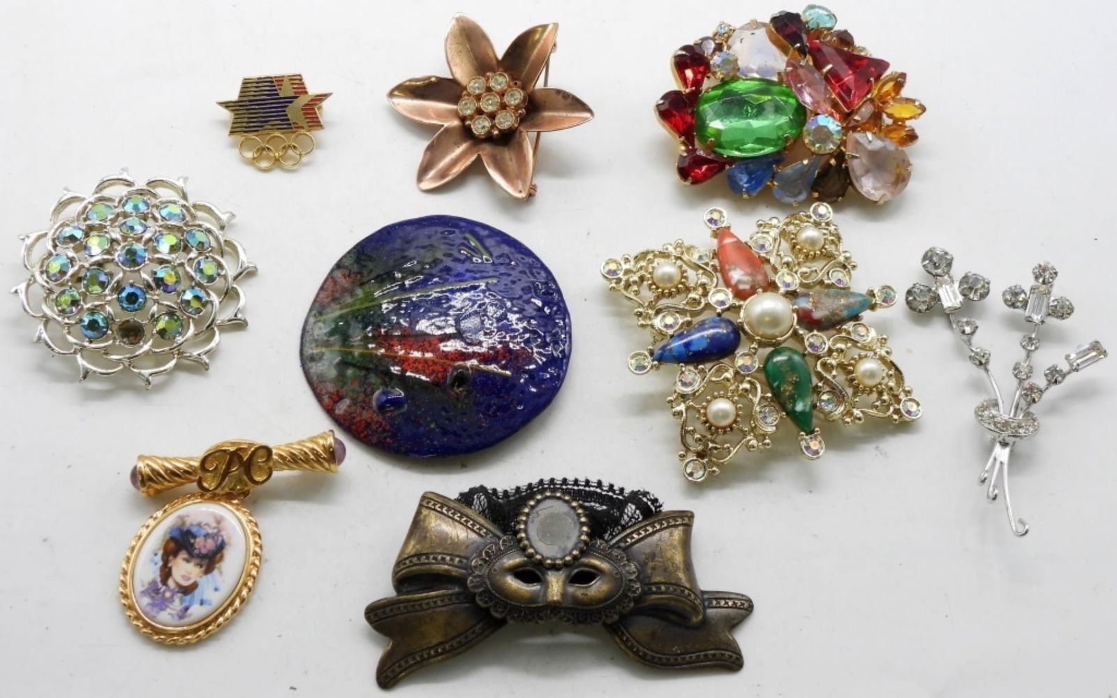 (9) Various Types Of Brooches: Beautiful pieces
