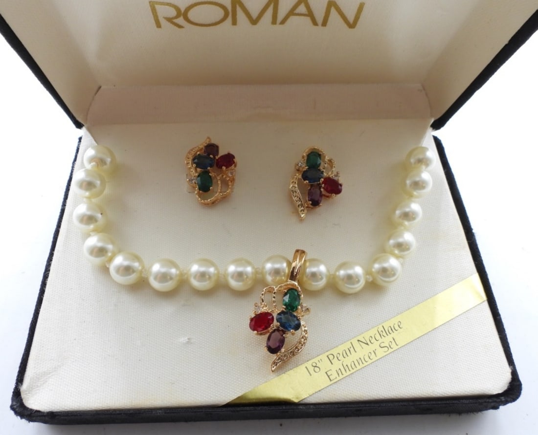 Faux Pearl Necklace & Earrings Set: Beautiful necklace and earrings