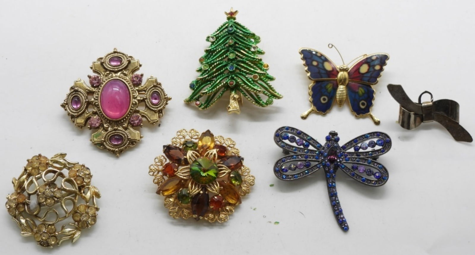 (7) Unique Brooches: Various brooches of all kinds