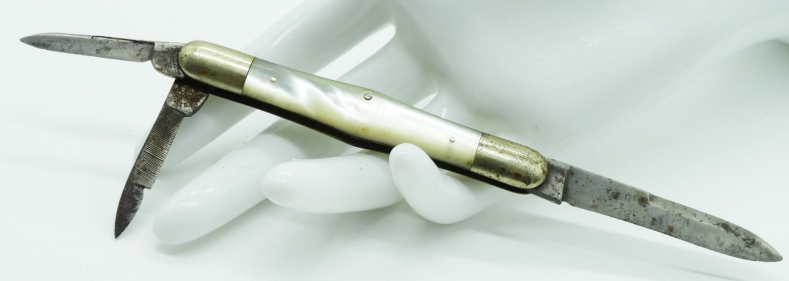 Southington Cut Co. Three-Blade Pocket Knife: Used. Mother-of-pearl pocket knife