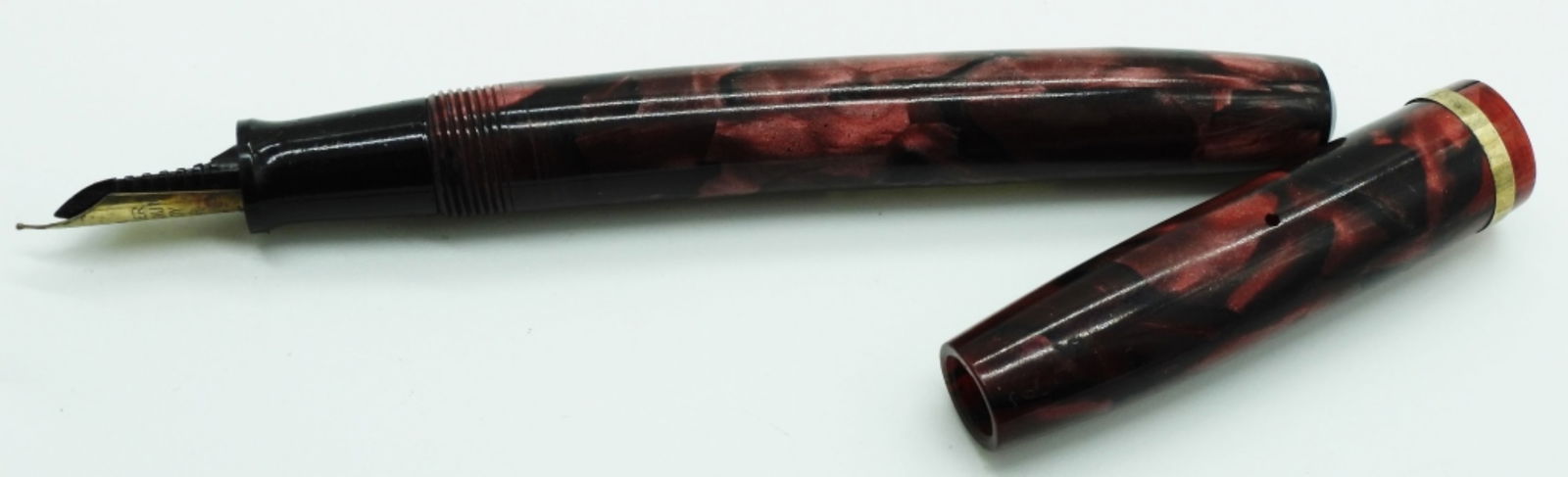 Burgundy Foutain Pen: Missing the clip