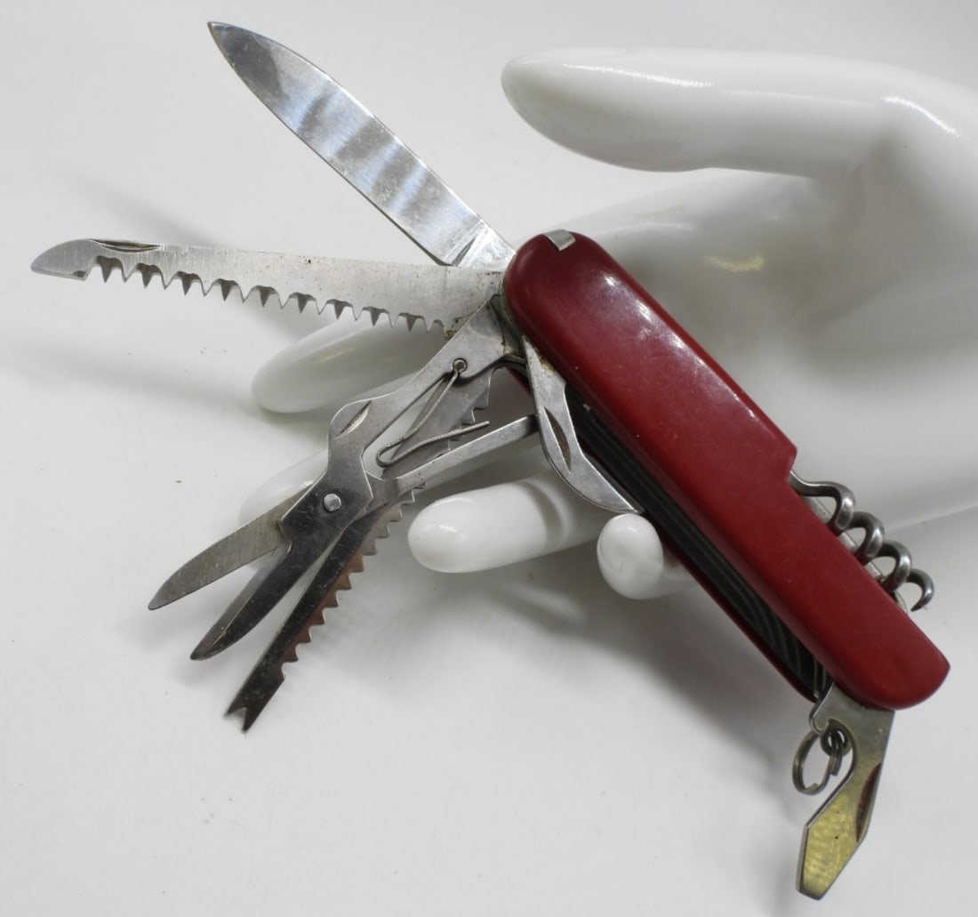 Mid-Sized Swiss Army Knife: Classic red and sleek design make it the perfect live it all pocket knife.