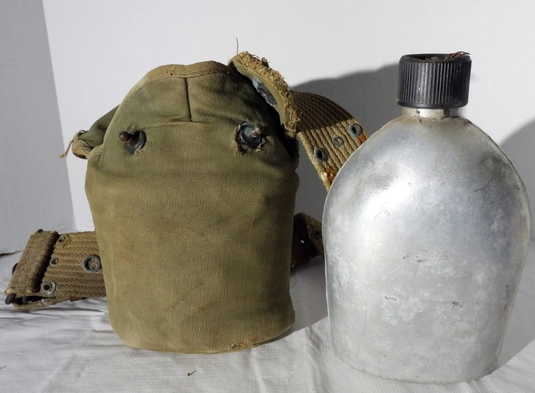 Original WW1 US Canteen Set: poor condition, stains, some holes and rust on the belt and canteen pouch
