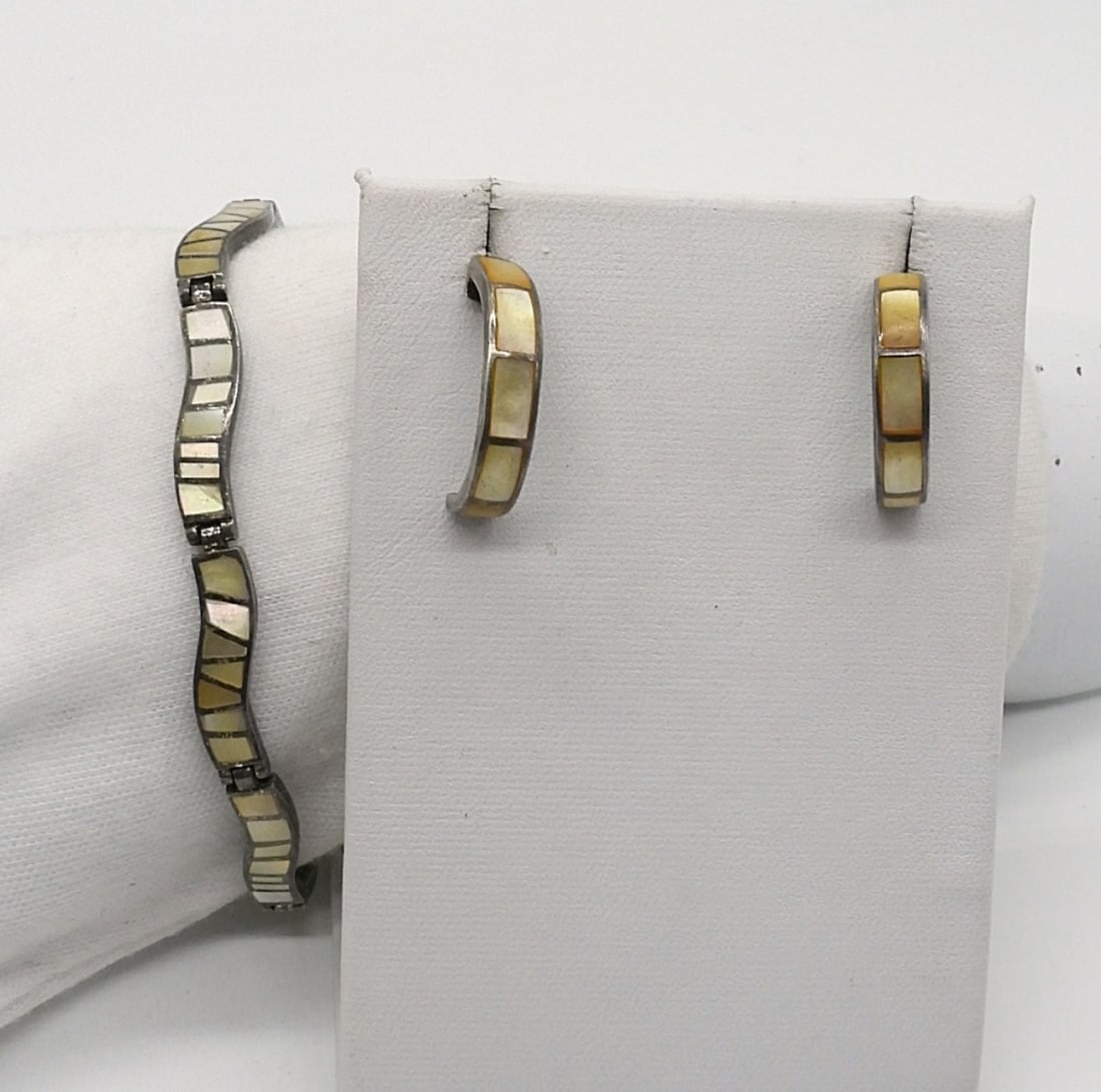 Mother of Pearl 925 Bracelet & Earrings: Vintage sterling, white and beige mother of pearl gemstones. Bracelet is 7" long. Earrings are pierced and hang 1" long. (11 dwt)