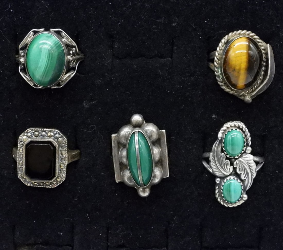 (5) Vintage Rings, Malachite, Onyx & Tigers Eye: Five vintage sterling rings with Malachite, Black Onyx and Tigers Eye gemstones. Sizes 7 & 9, one is adjustable. (18 dwt)
