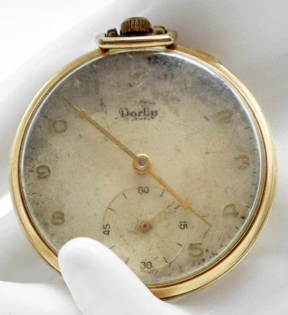Dorlin: Working! This watch shows its age. Watches are not verified, authenticated, or tested in running condition unless specified.