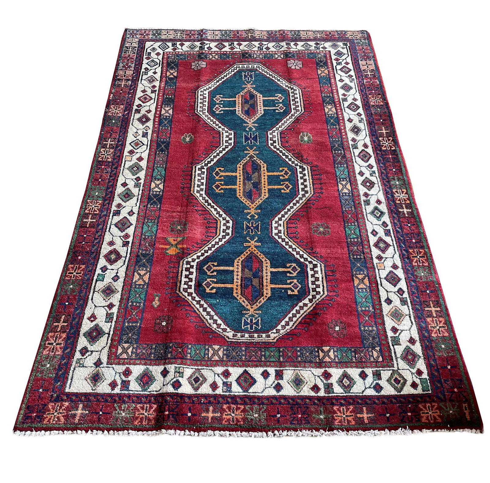 Persian Shiraz 484 palace quality very fine weave rug wool pile vintage hand knotted in Iran: Magnificent Wool Persian Hand knothed Shiraz 484 very fine weave palace quality hand Knotted in Iran rug. Size 4'7"x7'6" Period aproximately 1960's, very good condition (see photo
