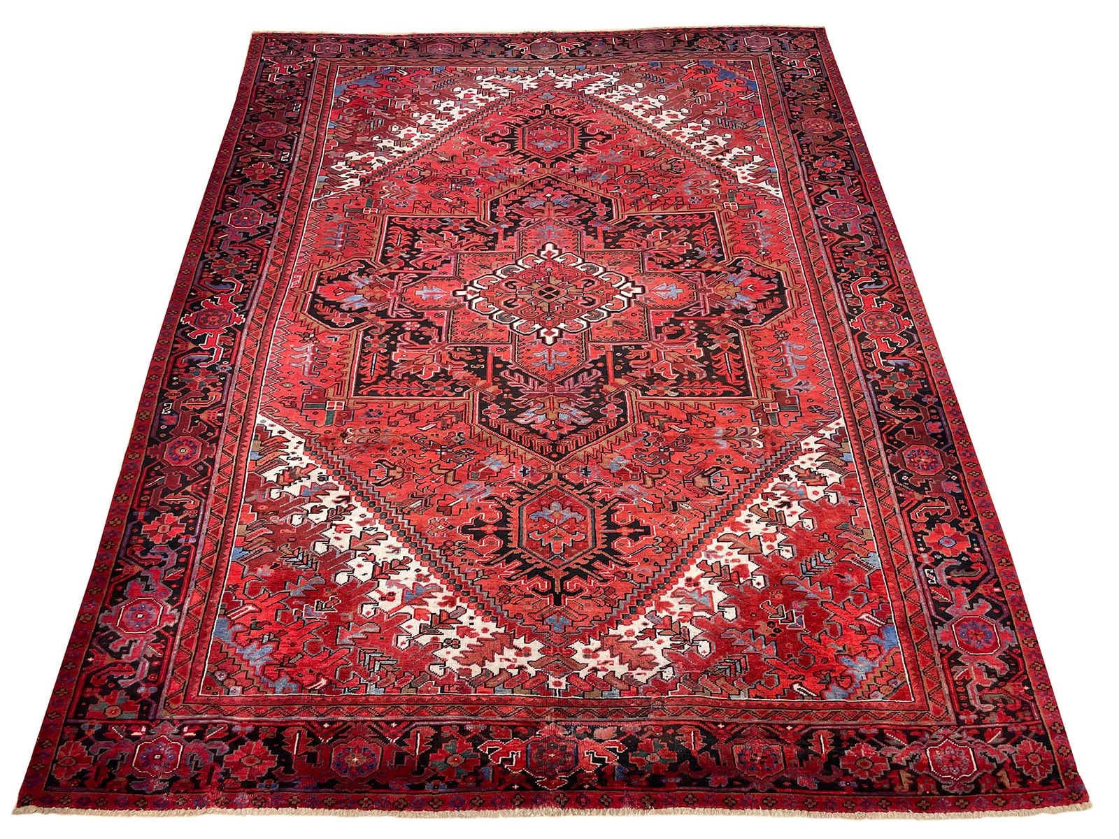 Persian Serapi S708 size 9'9"X12'4" hand knotted: No Reserve Serapi S708 Size 9'9"X12'4" This rug exemplifies the beauty and prestige of a traditional Persian Serapi design, celebrated for its bold patterns and masterful symmetry. Made from natural v