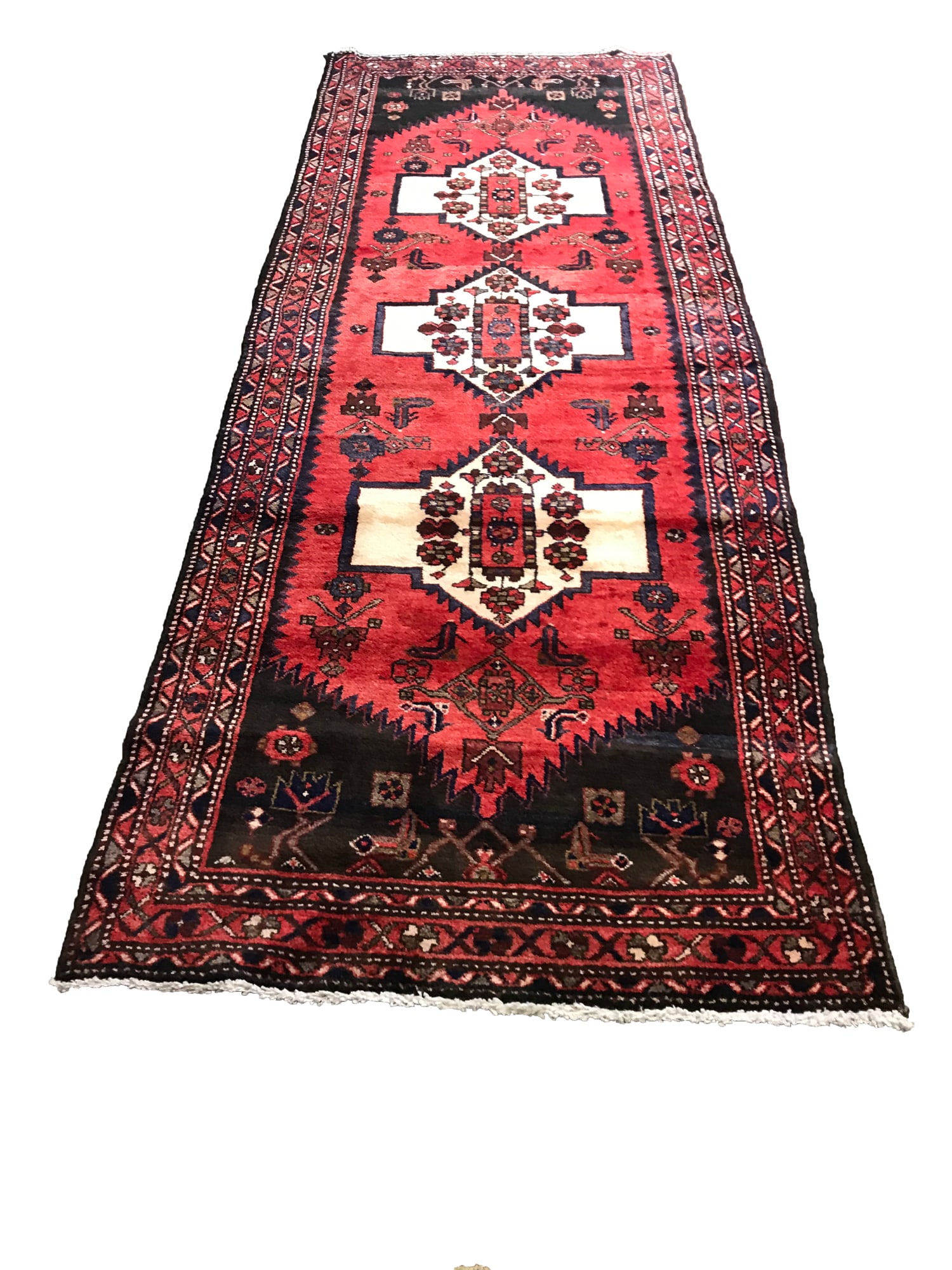 Persian Saruq mo532 Vintage Runner 3'6" x 9'5" wool hand-knotted in Iran: No Reserve Persian Saruq mo532, 3'6"x 9'5", hand-knotted in Iran in the 1960s and in very good condition (see photos).This elegant Saruq runner exemplifies the timeless sophistication and fine craftsm