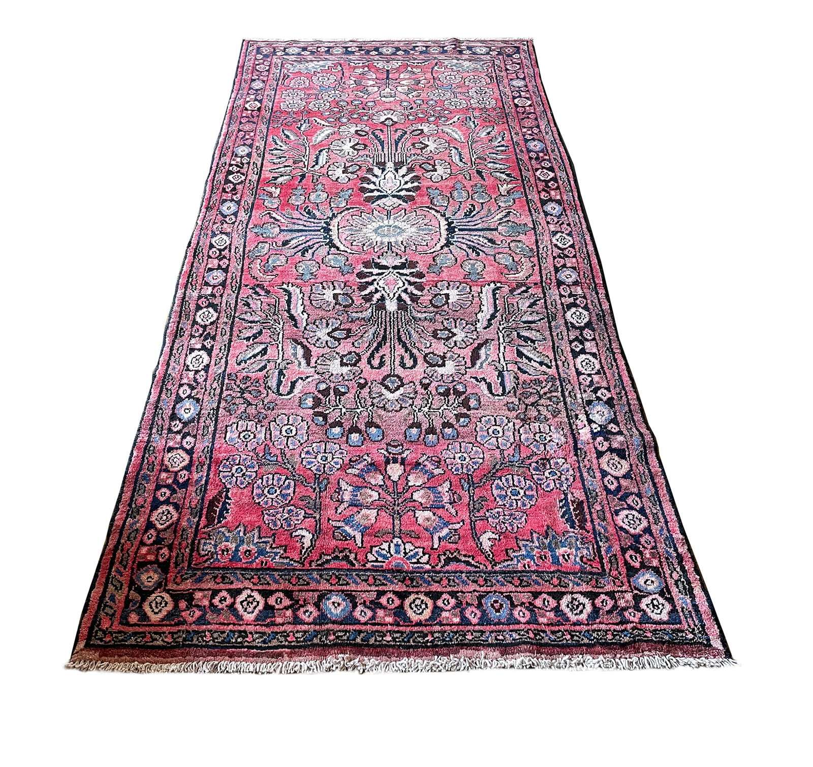 Persian Saruq 1015 Vintage Wool Rug 4'8" x 8'7" hand-knotted in Iran: No Reserve Persian Saruq 1015, vintage rug, 4'8 x 8'7" hand-knotted in Iran in the 1960s and in very good condition(see photos). Ahon auction offer in house shipping domestic and worldwide fully insur