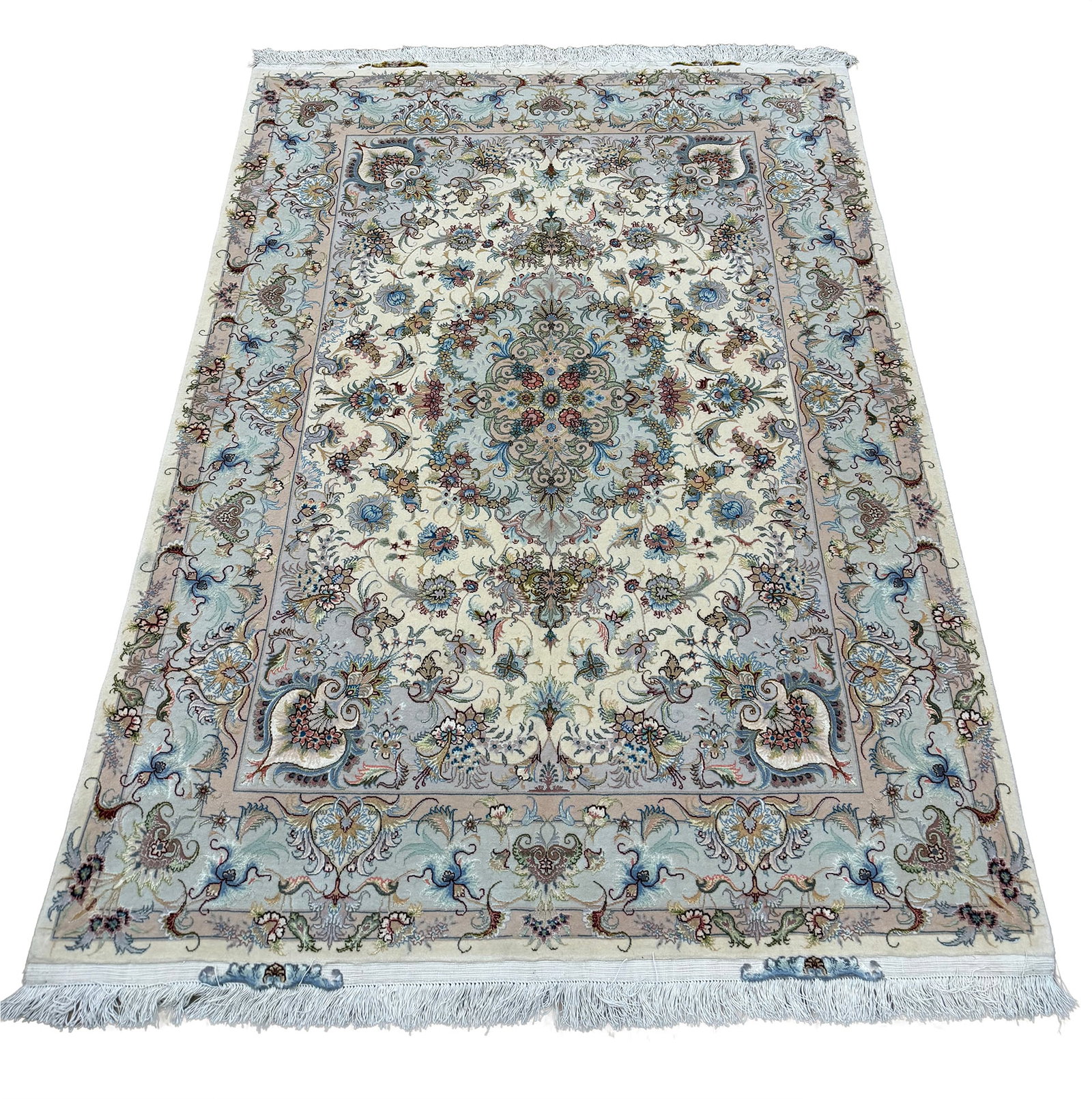 Persian Tabriz 10727 Vintage Wool Rug 5'x6'7" hand knotted in Iran: No Reserve Persian Tabriz 10727 antique 1920's , 5'x6'7" silk/ wool hand- knotted in the 1920's and in very good condition (see photos). Ahon auction offer in house shipping domestic and worldwide ful