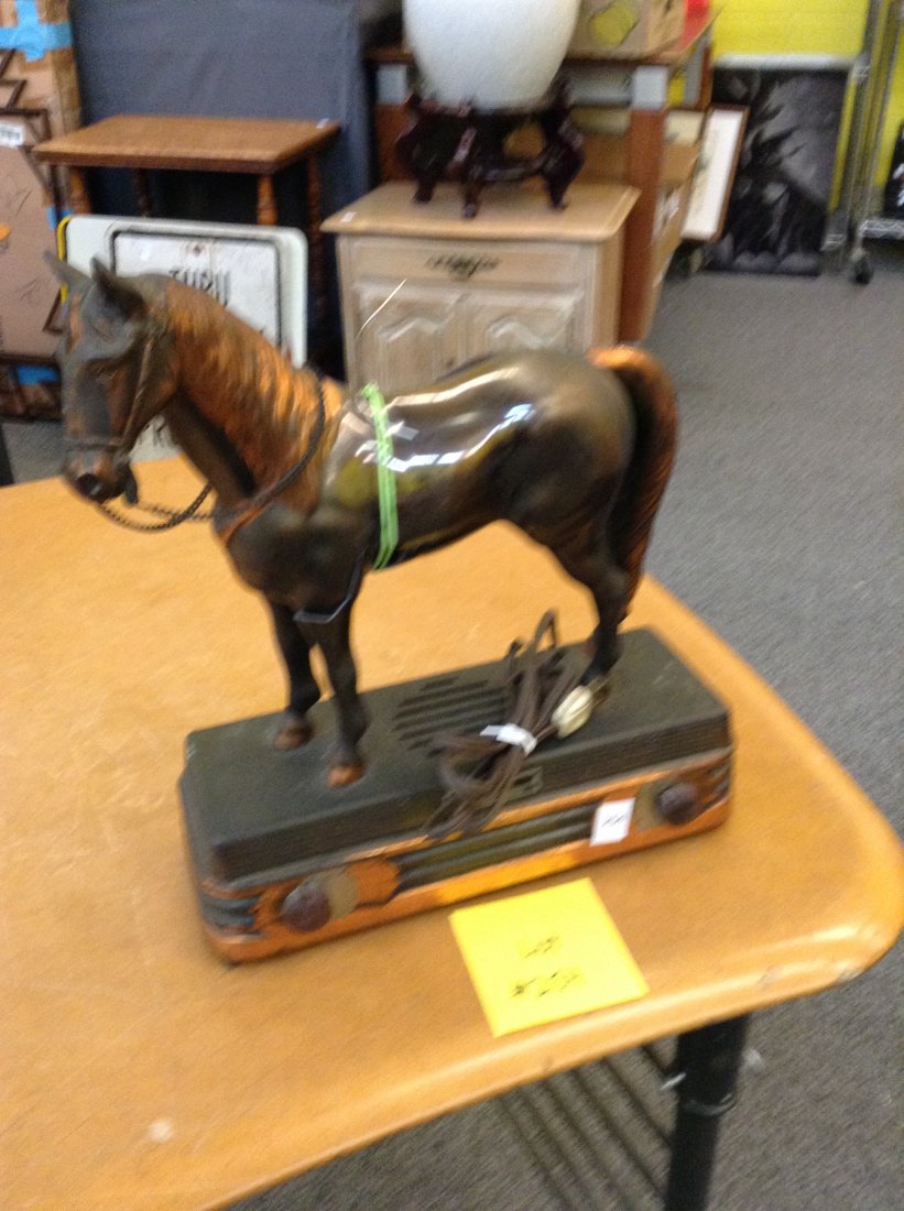 HORSE RADIO: ABBOT WARES VINTAGE TABLE TOP FIGURAL METAL HORSE RADIO (FRONT LEG CRACKED)POWERS UP