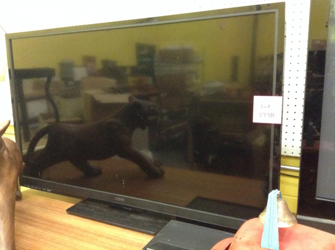 TV: VIZIO FLAT SCREEN TV WITH SONY BLUE RAY PLAYER-NO REMOTES