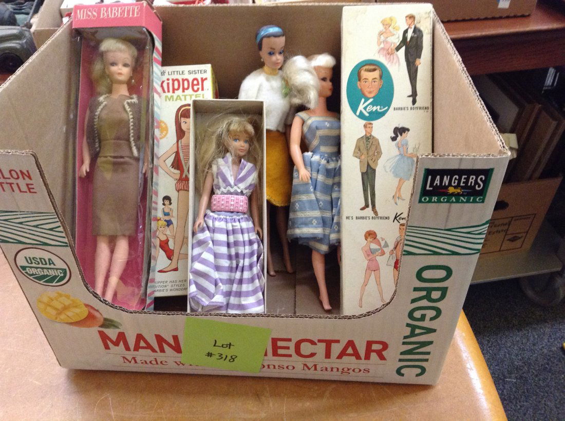 BARBIE AND FRIENDS DOLLS: VINTAGE DOLLS INC SKIPPER (WITH BOX), 2 BARBIE, KEN (WITH BOX) MISS BABETTE(IN BOX)